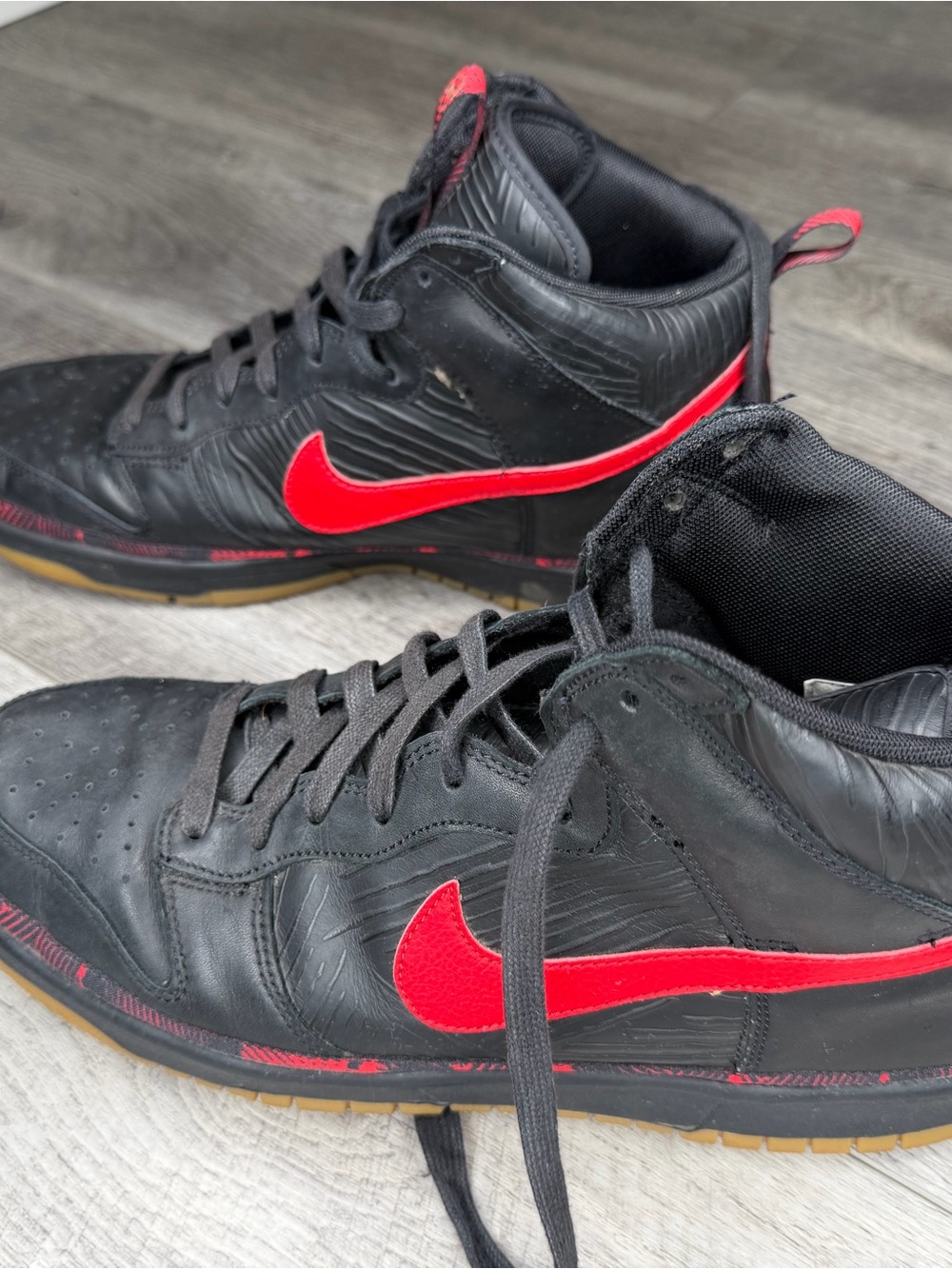 Nike Men's Black Sneakers with Red Swoosh